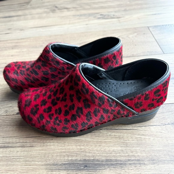 Dansko womens red and black calf hair cheetah comfortable clogs size 38 (7.5-8) - Picture 7 of 14